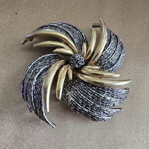 Elegant Gold and Silver Brooch Signed ART.
